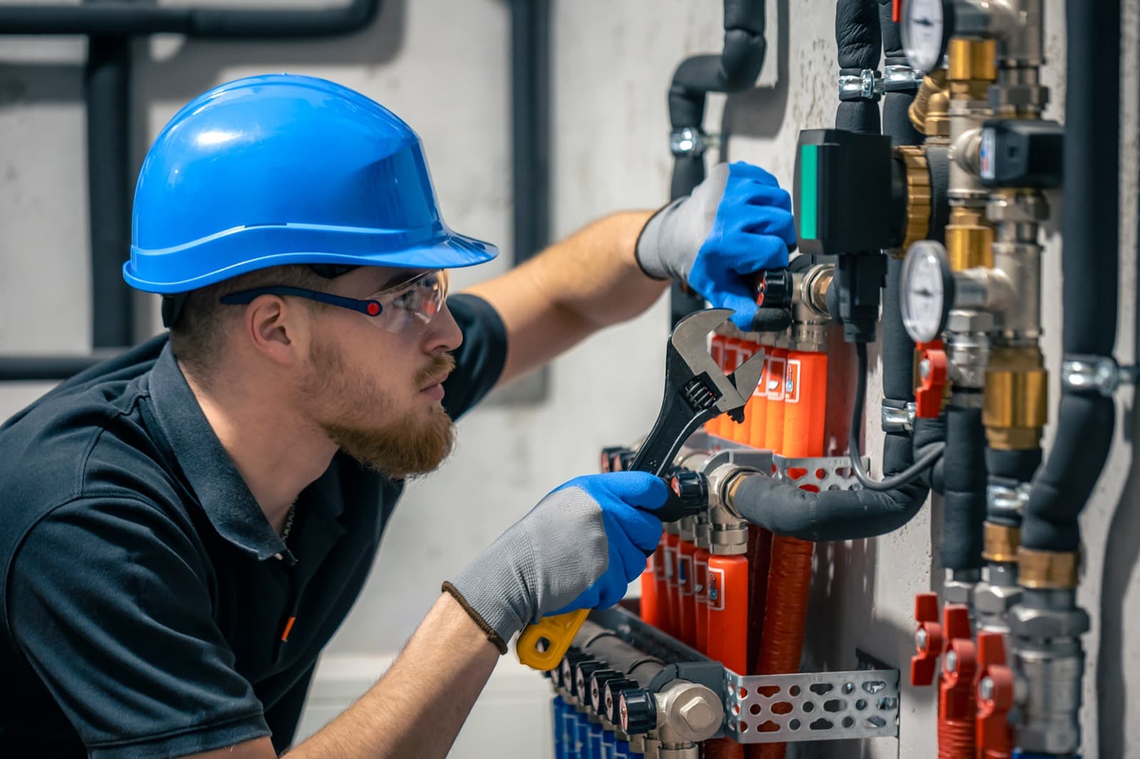 Technicien qui travaille sur un système de chauffage